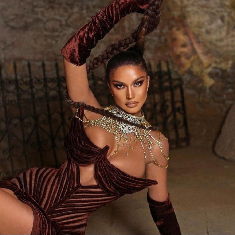 ~Stylistically Statuesque~